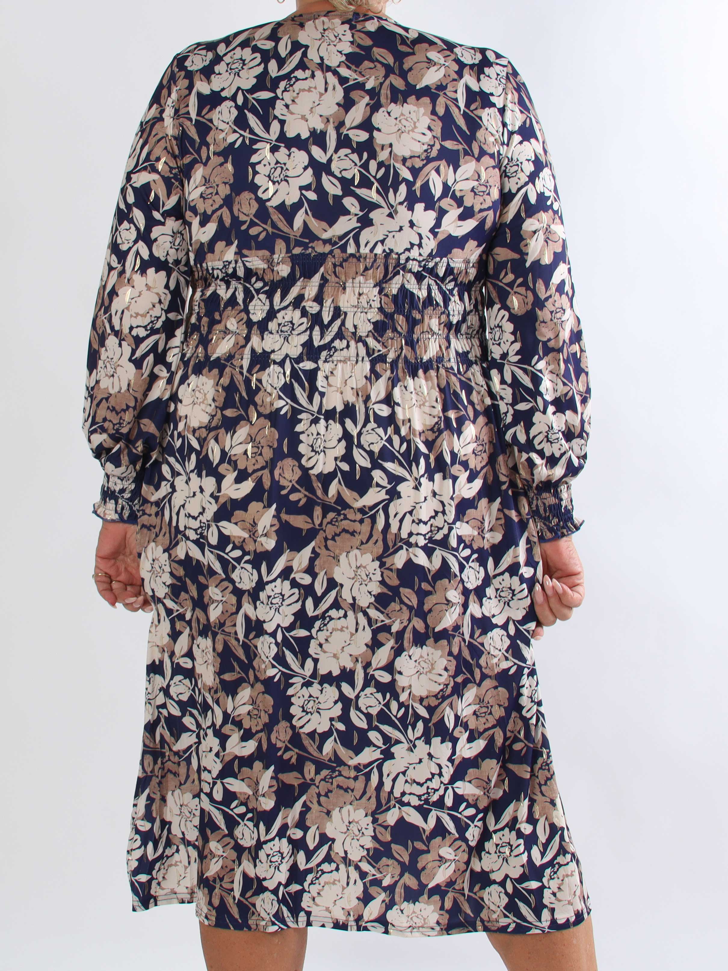 Pams Aroma Midi L/S - Elastisk plus size kjole i blomsterprint med elegante gulddetaljer